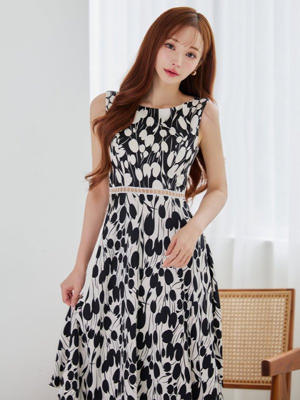 ブラックxホワイト　モデル：真優川咲　身長：158cm　着用サイズ：7号(Sサイズ)