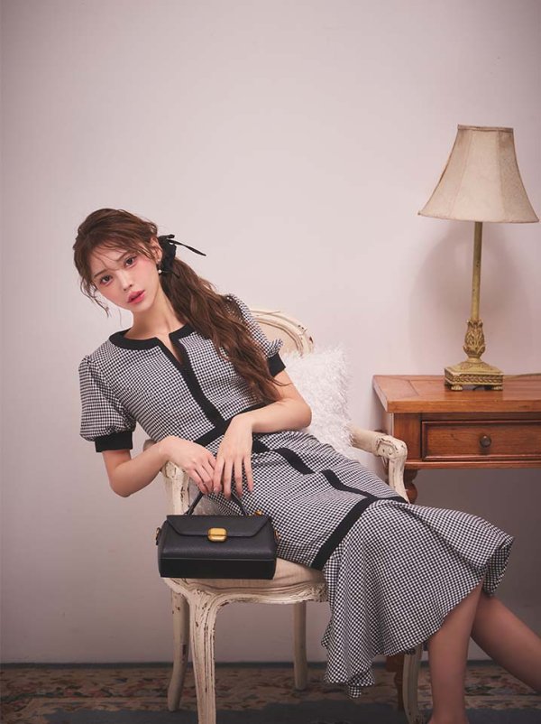 ブラックxホワイト　モデル：るりぴ　身長：165cm　着用サイズ：7号(Sサイズ)