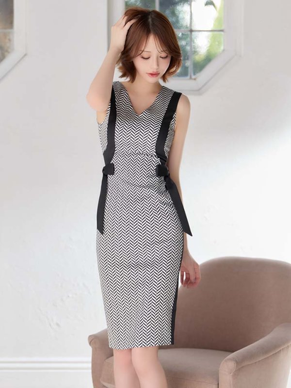 ブラック×ホワイト　モデル：れみれみ　身長：163cm　着用サイズ：7号(Sサイズ)