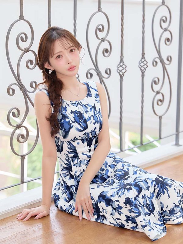 ホワイトxブルー　モデル：りな　身長：160cm　着用サイズ：7号(Sサイズ)着用