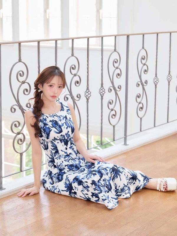 ホワイトxブルー　モデル：りな　身長：160cm　着用サイズ：7号(Sサイズ)着用