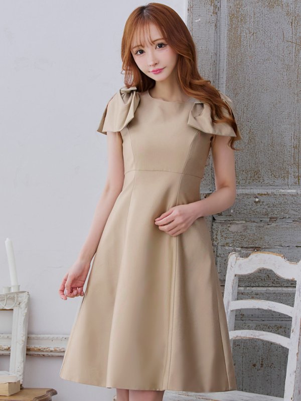 ベージュ モデル:真優川咲 身長:158cm 着用サイズ:7号(Sサイズ)