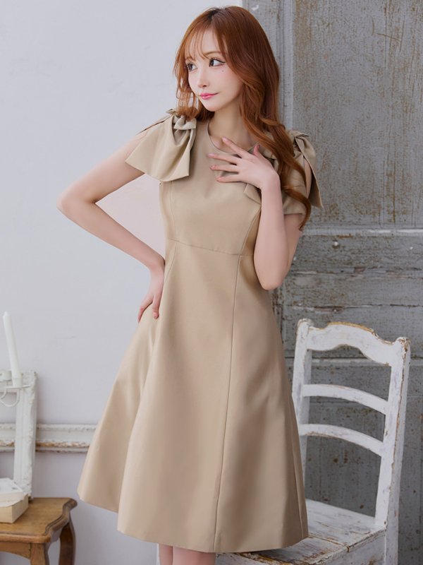 ベージュ モデル:真優川咲 身長:158cm 着用サイズ:7号(Sサイズ)