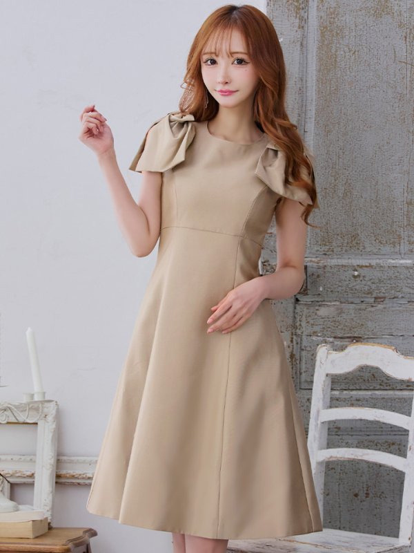 ベージュ モデル:真優川咲 身長:158cm 着用サイズ:7号(Sサイズ)