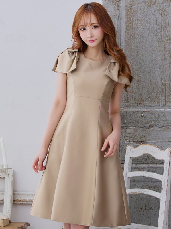 ベージュ モデル:真優川咲 身長:158cm 着用サイズ:7号(Sサイズ)