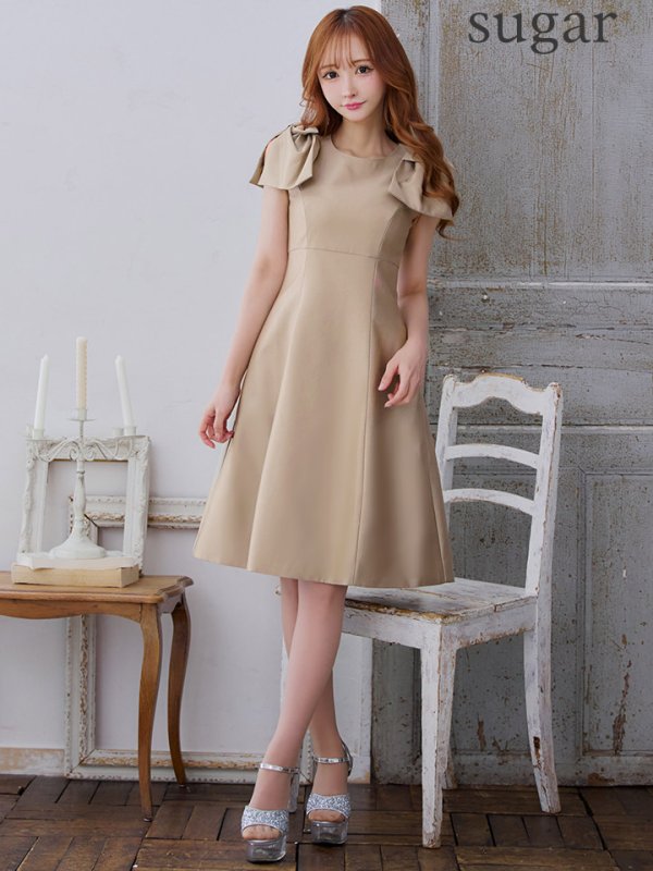 ベージュ モデル:真優川咲 身長:158cm 着用サイズ:7号(Sサイズ)