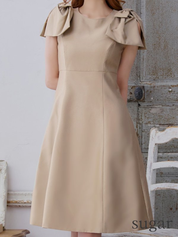 ベージュ モデル:真優川咲 身長:158cm 着用サイズ:7号(Sサイズ)