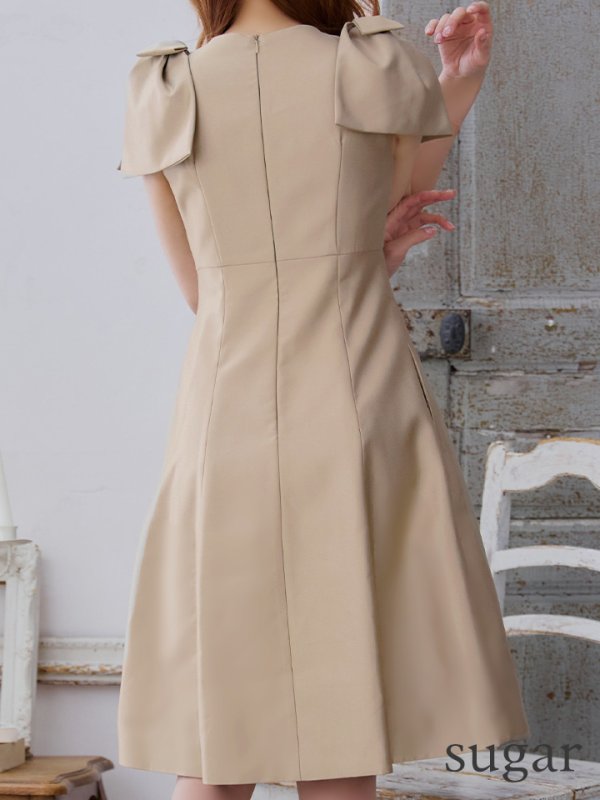 ベージュ モデル:真優川咲 身長:158cm 着用サイズ:7号(Sサイズ)