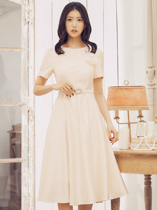 ホワイト モデル:阿部なつき 身長:160cm:7号(Sサイズ)サイズ