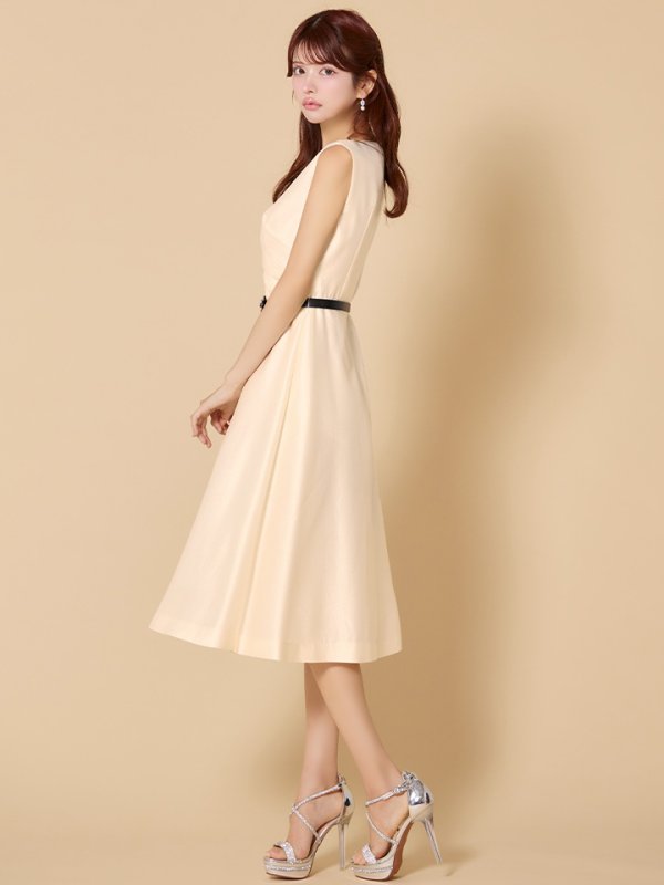 アイボリー モデル:まりん 身長:164cm 着用サイズ:7号(Sサイズ)