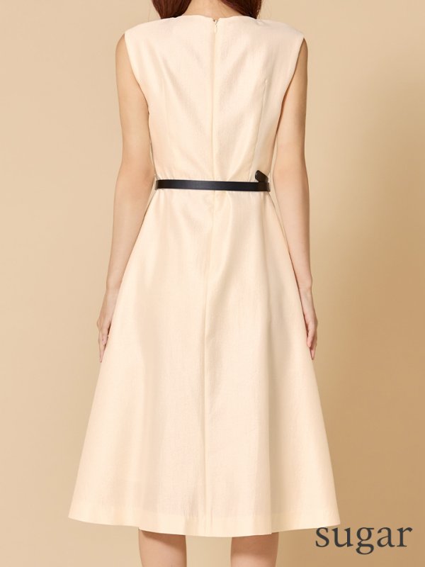 アイボリー モデル:まりん 身長:164cm 着用サイズ:7号(Sサイズ)