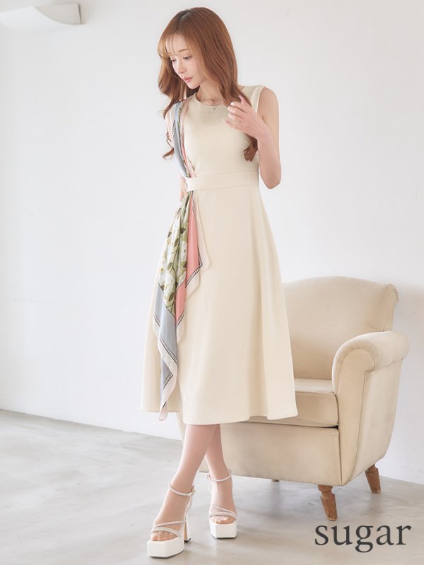 ベージュ モデル：真優川咲　身長：158cm　着用サイズ：5号(XSサイズ)