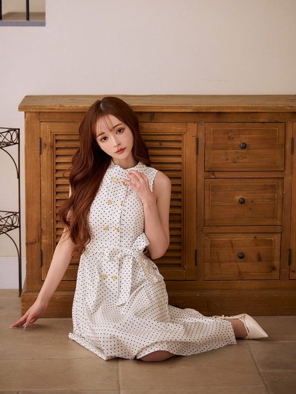 ホワイト モデル:真優川咲 身長:158cm 着用サイズ:7号(Sサイズ)