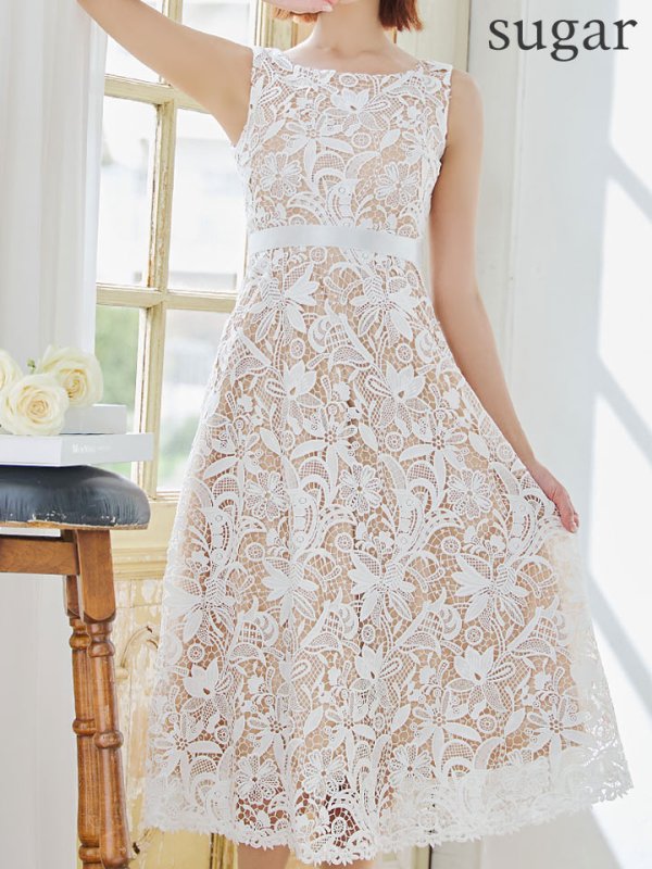 ホワイト モデル:明日花キララ 身長162cm 着用サイズ:7号(Sサイズ)着用