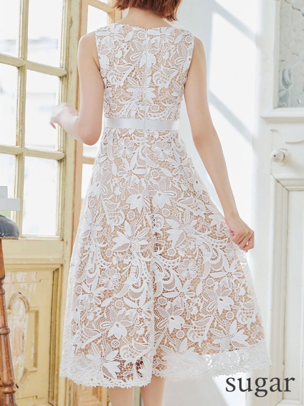 ホワイト モデル:明日花キララ 身長162cm 着用サイズ:7号(Sサイズ)着用