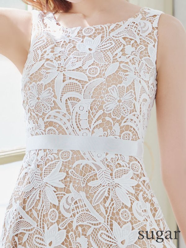 ホワイト モデル:明日花キララ 身長162cm 着用サイズ:7号(Sサイズ)着用