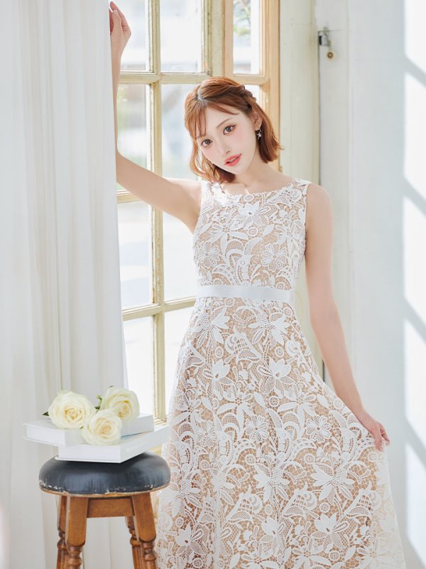 ホワイト モデル:明日花キララ 身長162cm 着用サイズ:7号(Sサイズ)着用