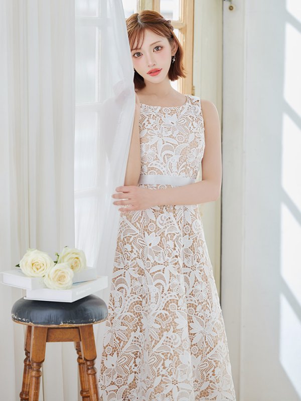 ホワイト モデル:明日花キララ 身長162cm 着用サイズ:7号(Sサイズ)着用