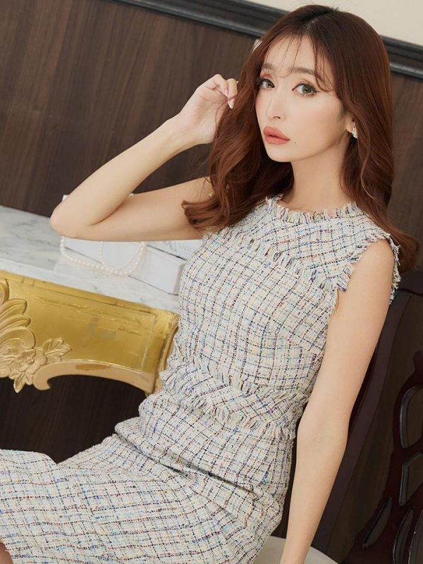 ベージュ モデル:杉山佳那恵 身長:158cm 着用サイズ:7号(Sサイズ)