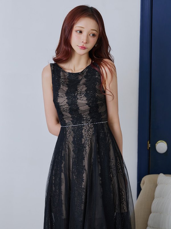 ブラック モデル：真優川咲　身長：158cm:Sサイズ