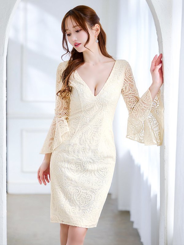 ホワイト モデル:ゆめ 身長:160cm 着用サイズ:7号(Sサイズ)