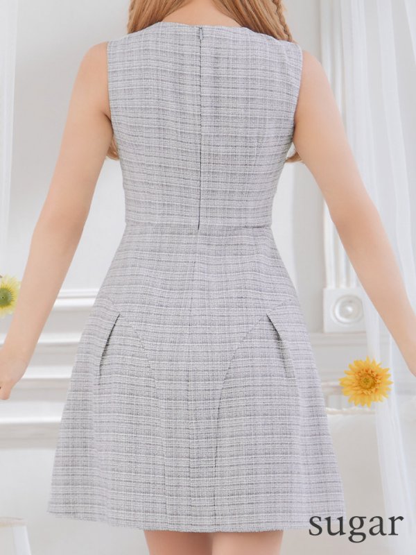 グレー モデル:三上悠亜 身長:159cm 着用サイズ:7号(Sサイズ)