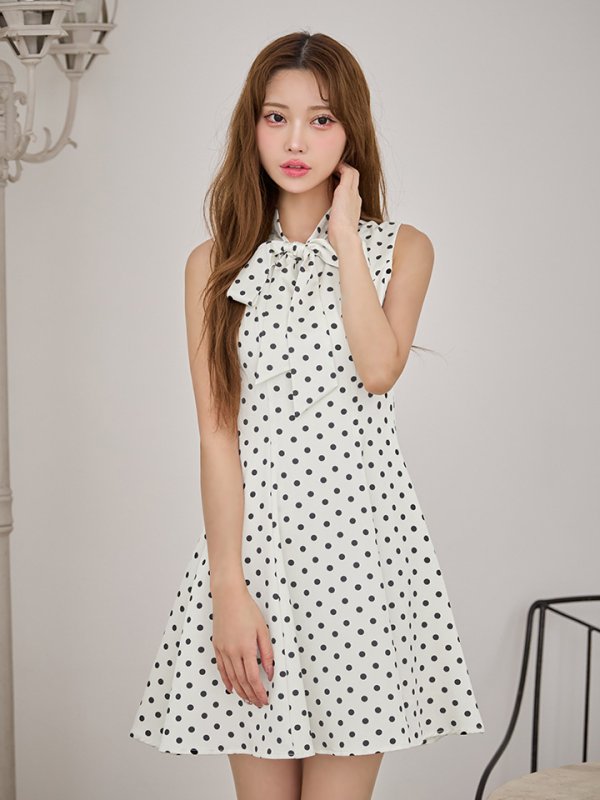 アイボリーxブラック　モデル：るりぴ　身長：165cm　着用サイズ：7号(Sサイズ)