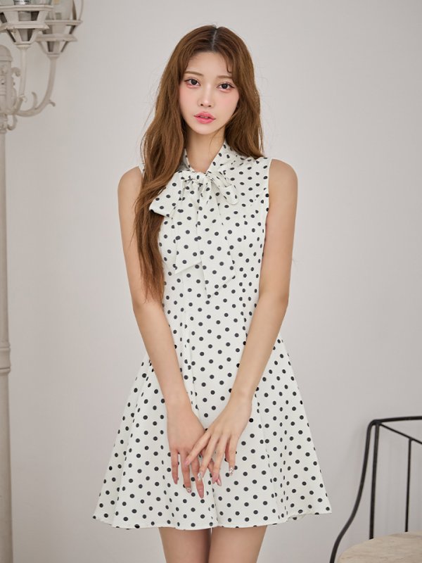 アイボリーxブラック　モデル：るりぴ　身長：165cm　着用サイズ：7号(Sサイズ)