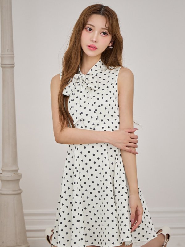 アイボリーxブラック　モデル：るりぴ　身長：165cm　着用サイズ：7号(Sサイズ)