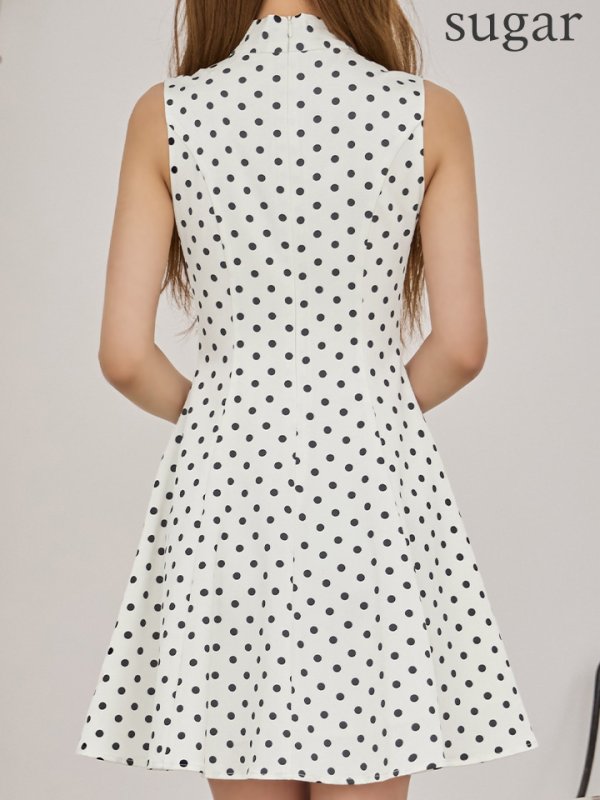 アイボリーxブラック　モデル：るりぴ　身長：165cm　着用サイズ：7号(Sサイズ)