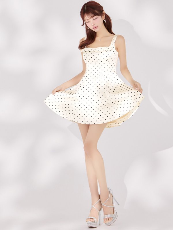 アイボリーxブラック モデル：まりん　身長：164cm 着用サイズ：7号(Sサイズ)