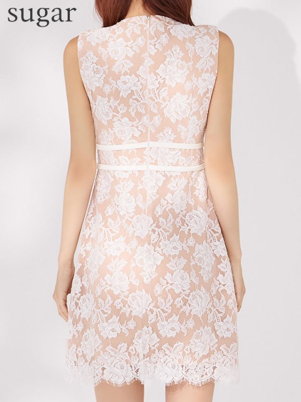 ホワイト モデル：まりん　身長：164cm　着用サイズ：7号(Sサイズ)