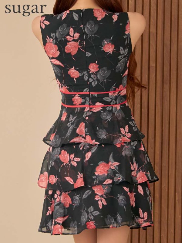 レッド　モデル：真優川咲　身長：159cm　着用サイズ：Sサイズ