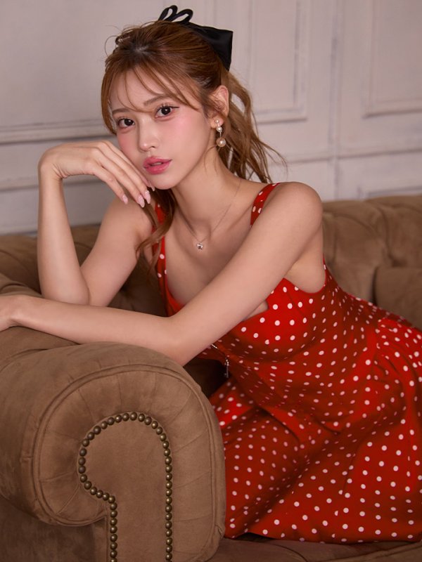 レッド×ホワイト　モデル：るりぴ　身長：165cm　着用サイズ：7号(Sサイズ)サイズ