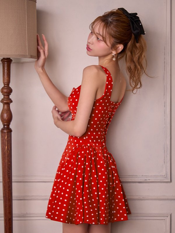 レッド×ホワイト　モデル：るりぴ　身長：165cm　着用サイズ：7号(Sサイズ)サイズ