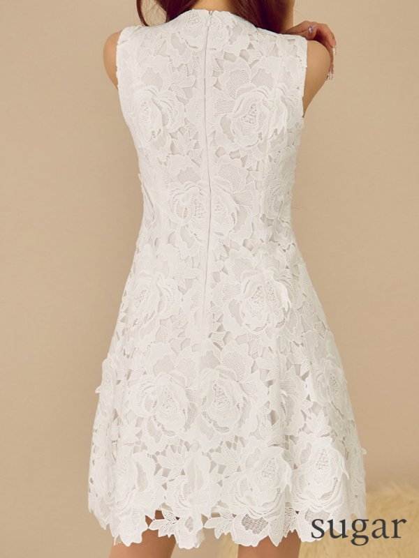 ホワイト　モデル：真優川咲　身長：158cm:Sサイズ