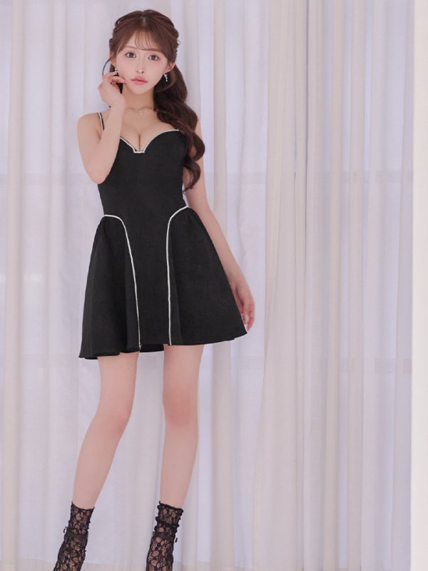 ブラック　モデル：カルア　身長156cm　着用サイズ：7号(Sサイズ)着用