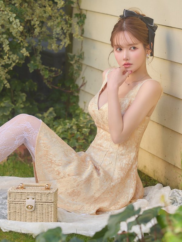 ベージュxゴールド モデル：ゆめ　身長：160cm　着用サイズ：7号(Sサイズ)