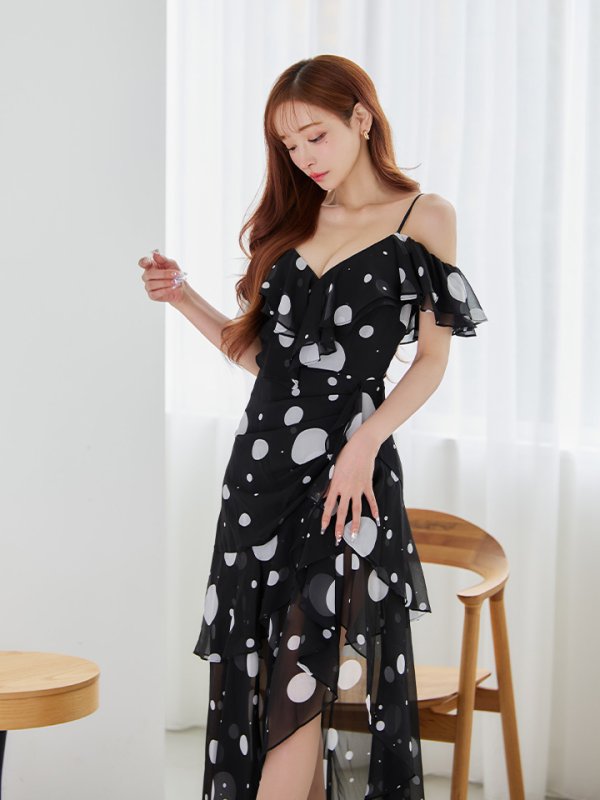 ブラックxホワイト　モデル：真優川咲　身長：158cm　着用サイズ：7号(Sサイズ)