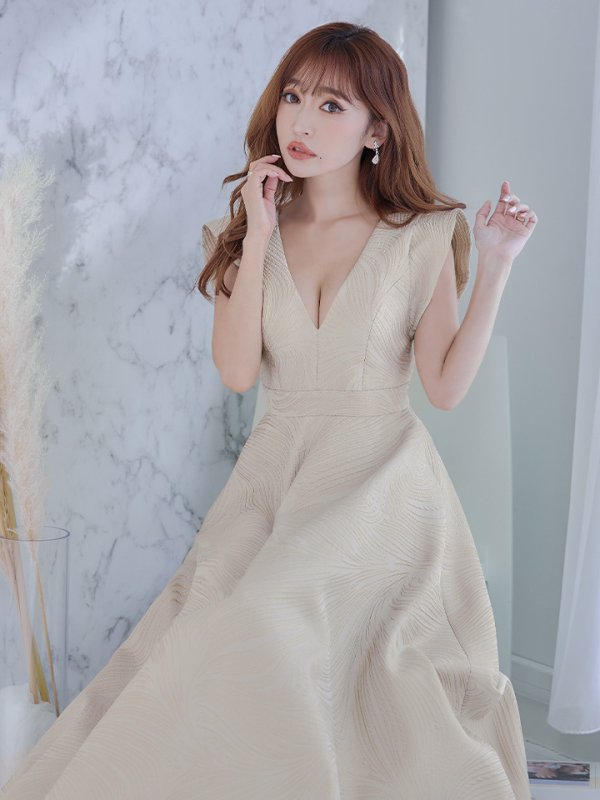 ベージュ モデル:杉山佳那恵 身長:158cm 着用サイズ:7号(Sサイズ)