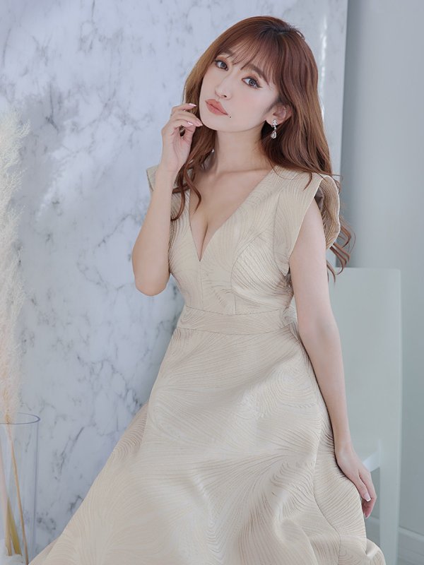 ベージュ モデル:杉山佳那恵 身長:158cm 着用サイズ:7号(Sサイズ)