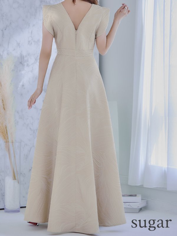 ベージュ モデル:杉山佳那恵 身長:158cm 着用サイズ:7号(Sサイズ)