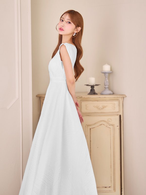 ホワイト　モデル：るりぴ　身長：165cm　着用サイズ：7号(Sサイズ)