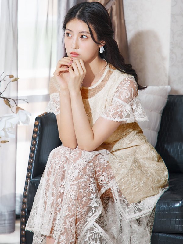 ホワイト モデル:阿部なつき 身長:160cm 着用サイズ:7号(Sサイズ)