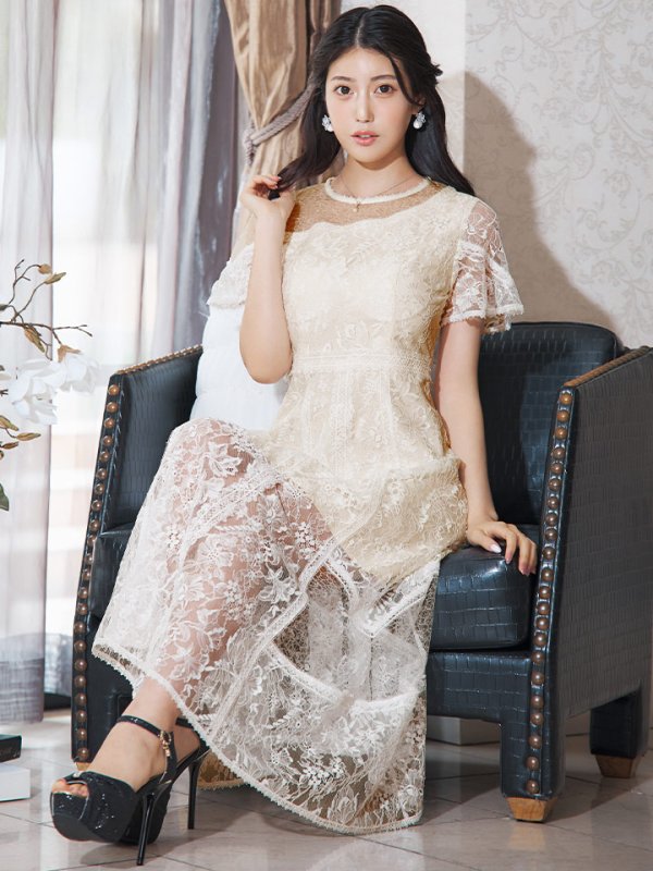 ホワイト モデル:阿部なつき 身長:160cm 着用サイズ:7号(Sサイズ)