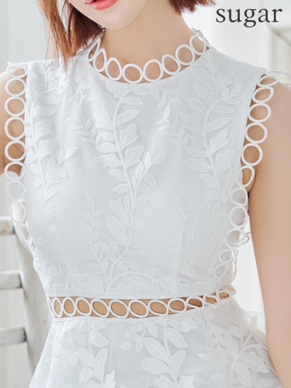 ホワイト モデル：明日花キララ　身長：162cm　着用サイズ：Sサイズ