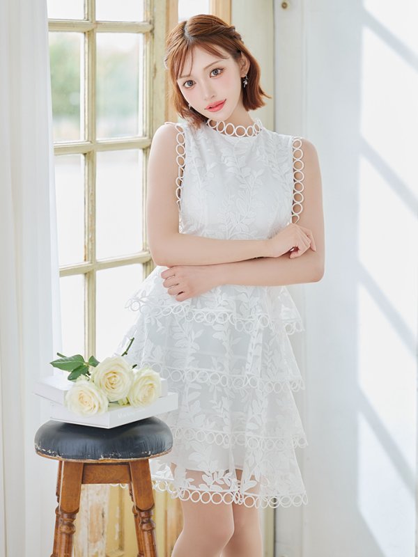 ホワイト モデル：明日花キララ　身長：162cm　着用サイズ：Sサイズ