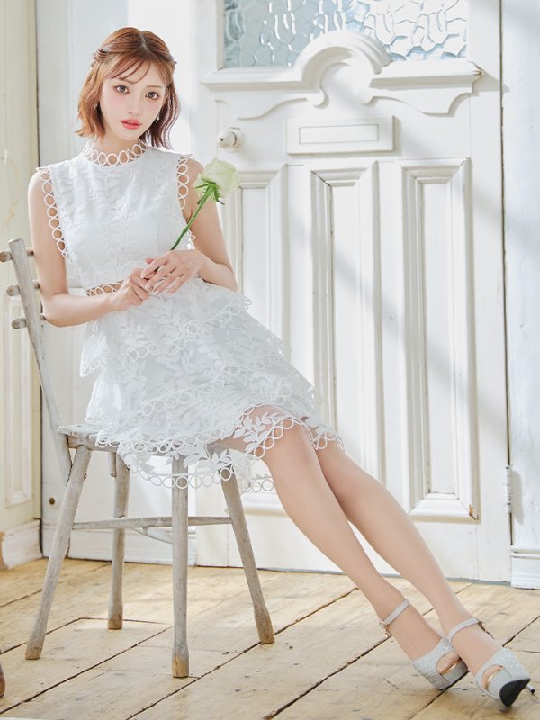 ホワイト モデル：明日花キララ　身長：162cm　着用サイズ：Sサイズ