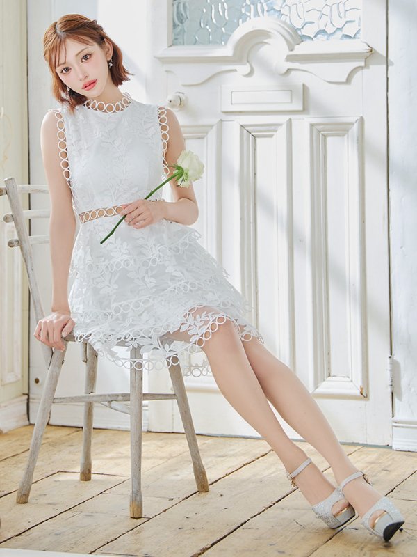 ホワイト モデル：明日花キララ　身長：162cm　着用サイズ：Sサイズ