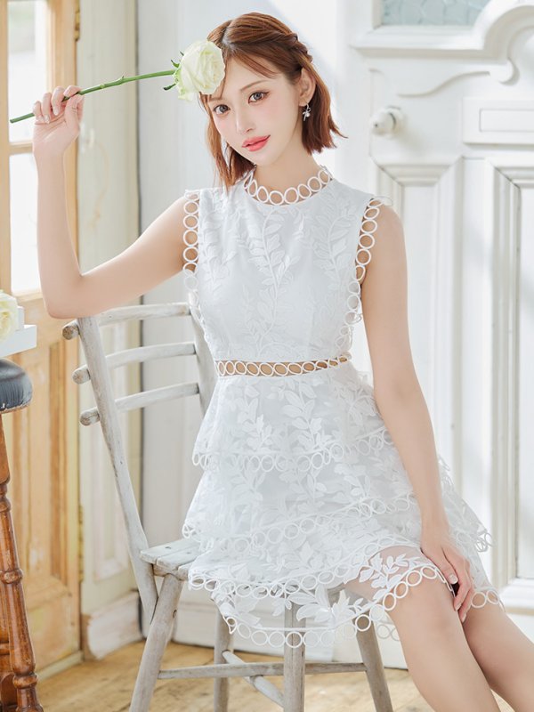 ホワイト モデル：明日花キララ　身長：162cm　着用サイズ：Sサイズ